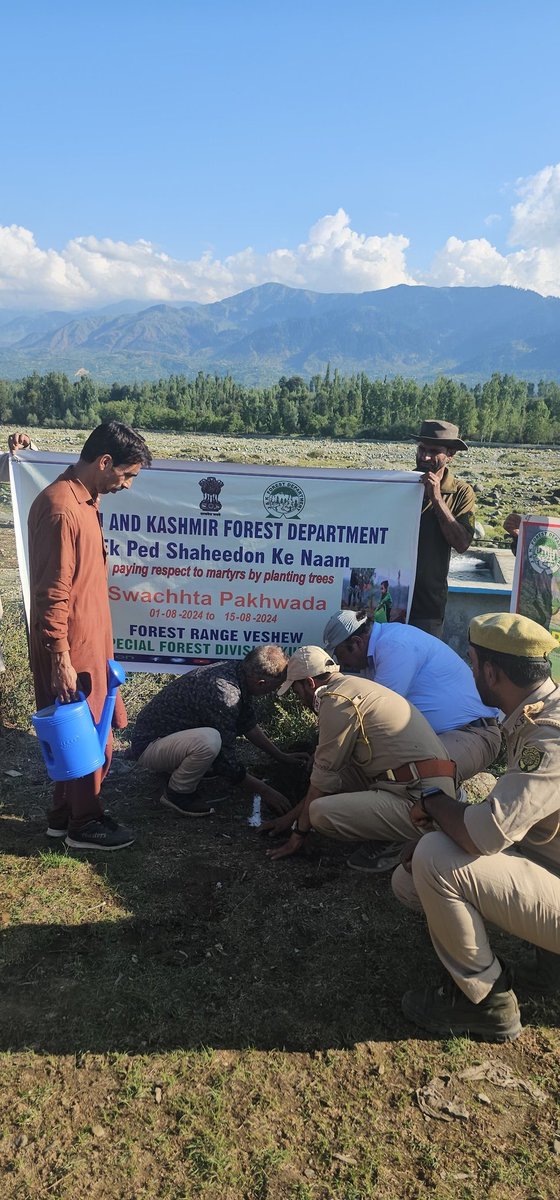 peerzada_riyaz's tweet photo. #Plantationdrive
#forestrangeveshew
#swacchtapakhwada
#cleanlinessdrive https://t.co/xb6NLiaXXz