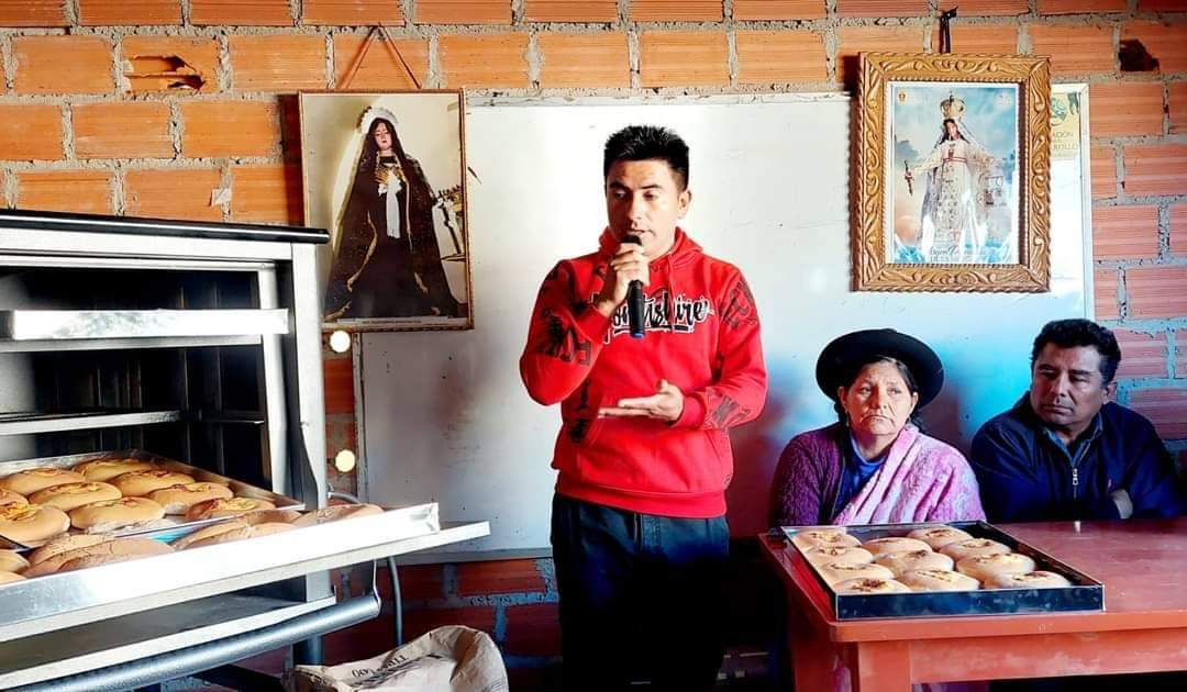 Diputados_Bol's tweet image. La diputada Lidia Limón(MAS-IPSP), realizó la entrega de un horno industrial para los privados de libertad de la carceleta del municipio de #Padilla en el departamento de #Chuquisaca, con la finalidad viabilizar la capacitación y reinserción a la sociedad