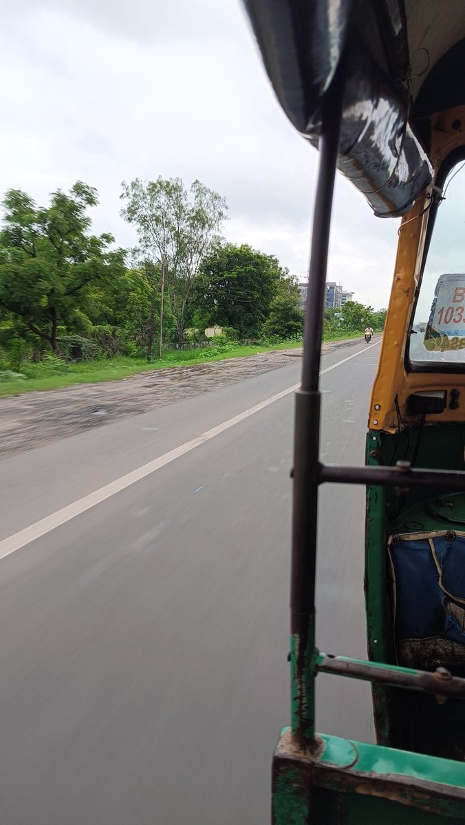 ccholebbhature's tweet image. Bhaiya kahi fresher ko job mile to rok dena 😭😭#job #fresher