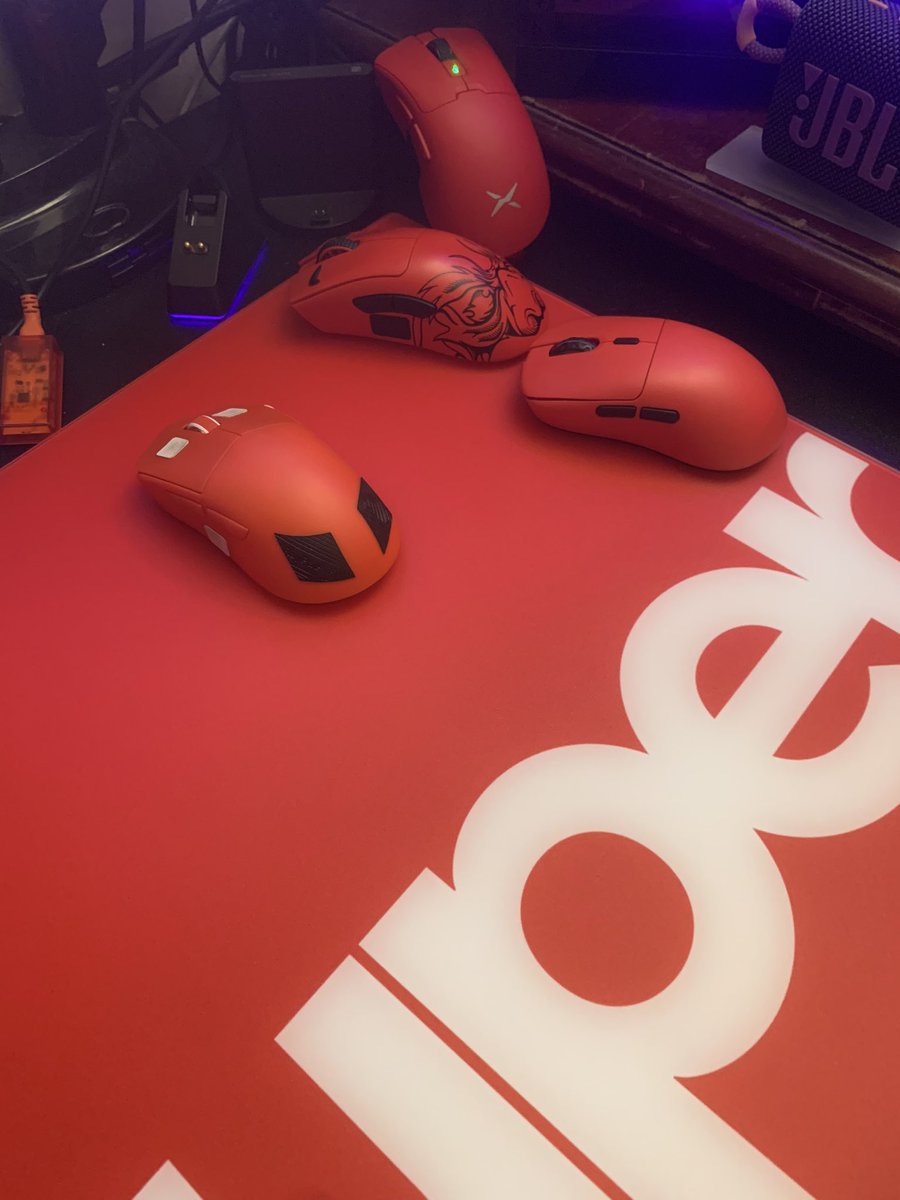 tedd1ez's tweet photo. Red https://t.co/2Q7X1cyMSH