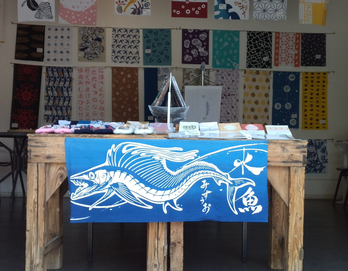 koubounoren's tweet image. 二次元魚市場 瀞鮪の注染手ぬぐい「水魚」
羊羹屋さんの木の台と相性ピッタリだ〜
手ぬぐいコレクションin江の島は明日まで！
ekitikaart.com/?p=18664
#手ぬぐい #tenugui  #江の島 #水魚 #深海魚 #海の生き物