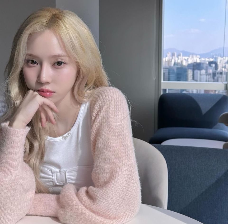 winrinauss's tweet photo. — mini au winrina | mi ex tenía razón 

donde mïnjeong, una chica cristiana devota de clase alta, descubre a su novio besándose con su mejor amigo, o donde escapa triste hasta caer en una zona pobre y conoce a karïna, la chorra del barrio https://t.co/Ge7J5EnL4x