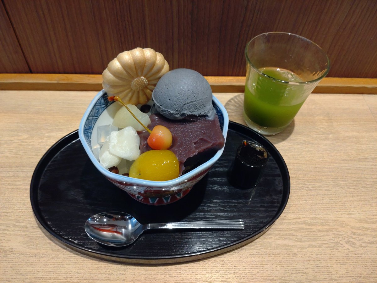 kaitaimono_list's tweet photo. 甘味茶房 菊丸【浅草】
食べログ和菓子百名店👑
浅草の中心地から少し離れた落ち着いているエリアにある甘味処😊
あんみつの種類がたくさん！
季節によってメニューがちょっと変わるみたい！
めちゃめちゃ迷った末に黒胡麻クリームあんみつ870円に決定🍨
ボリュームもあって大満足の食べごたえ！🤤 https://t.co/OcwCQpf5b3