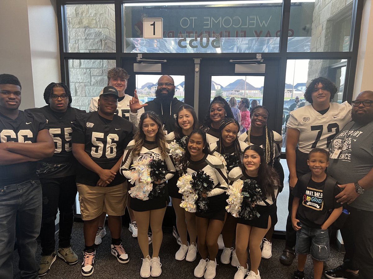 AP_Bogarty's tweet image. We kicked off our first day of the 2024-25 school year at Gray Elementary! The ‘littles’ were excited to see the ‘BIGs’ first thing in the morning. 

Silver track is where it’s at! We are the PRIDE of LCISD!

#RandleHighSchool
#GrayElementary
#FirstDayofSchool