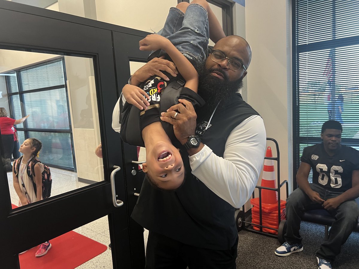 AP_Bogarty's tweet image. We kicked off our first day of the 2024-25 school year at Gray Elementary! The ‘littles’ were excited to see the ‘BIGs’ first thing in the morning. 

Silver track is where it’s at! We are the PRIDE of LCISD!

#RandleHighSchool
#GrayElementary
#FirstDayofSchool