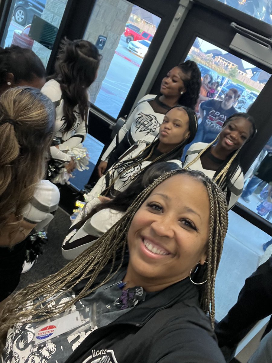 AP_Bogarty's tweet image. We kicked off our first day of the 2024-25 school year at Gray Elementary! The ‘littles’ were excited to see the ‘BIGs’ first thing in the morning. 

Silver track is where it’s at! We are the PRIDE of LCISD!

#RandleHighSchool
#GrayElementary
#FirstDayofSchool