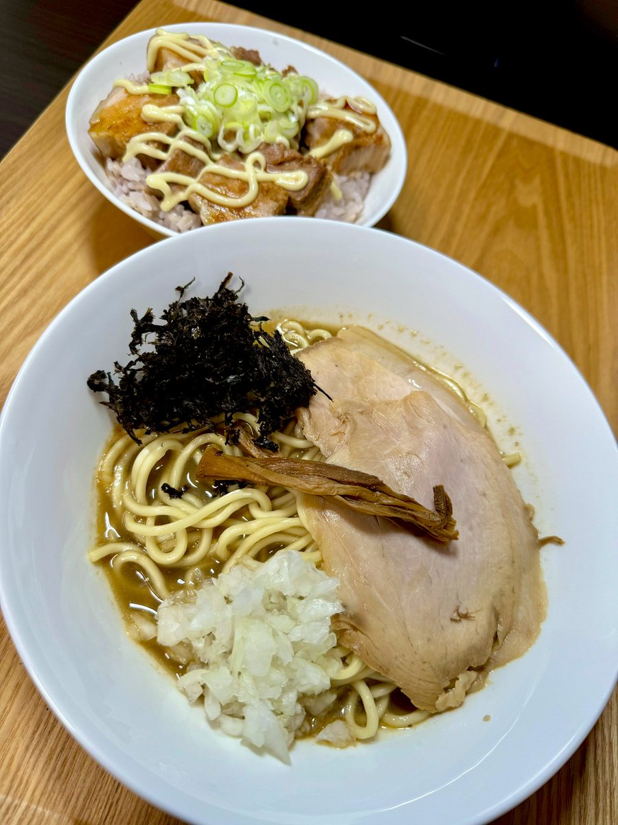 drasuke's tweet photo. 中華そば ひらこ屋(BASE通販)

▶︎ 煮干中華 こいくち
▶︎ チャーマヨ丼

旨かった。ごちそうさまでした。 https://t.co/iIysS2jHji