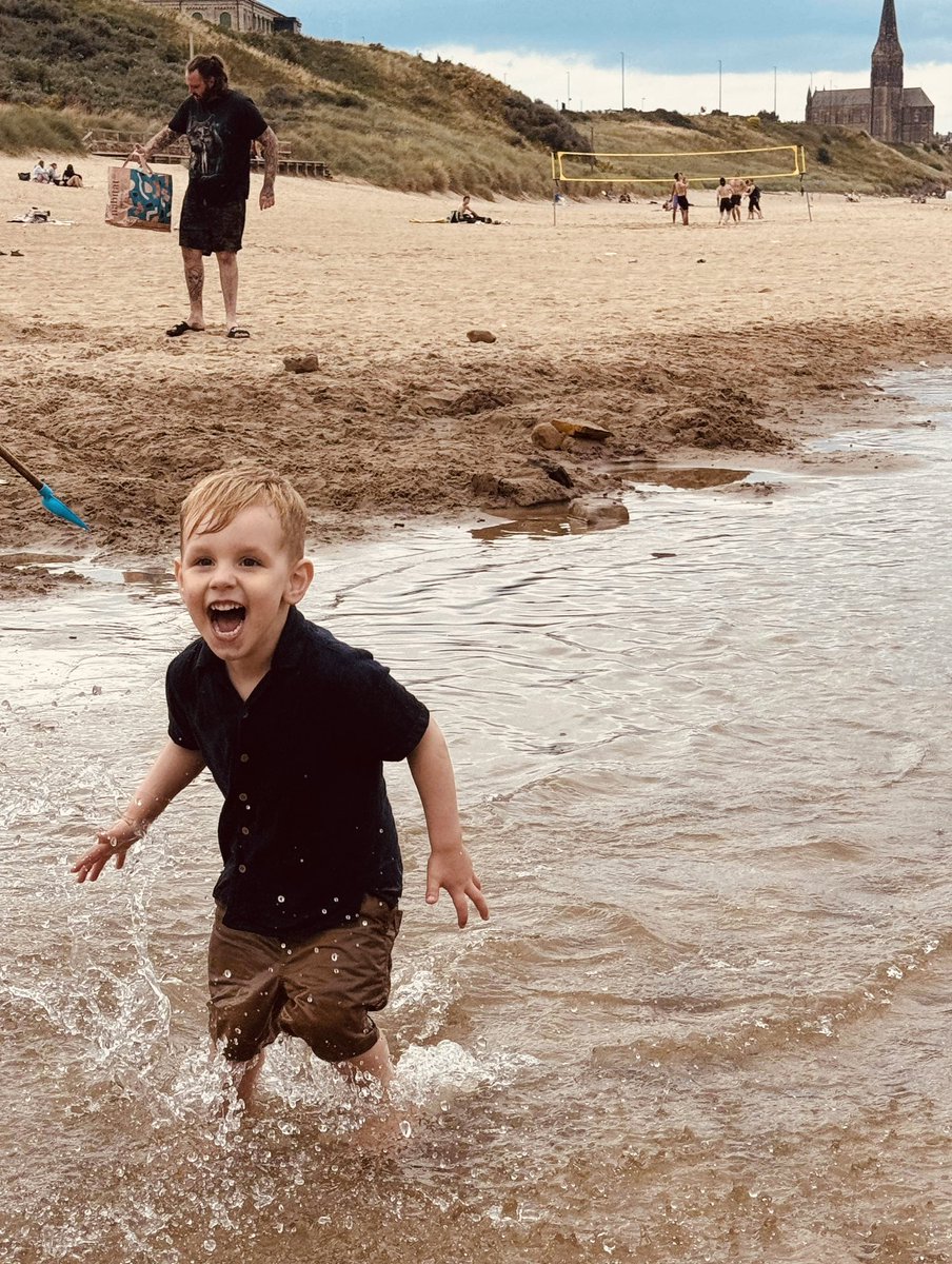 Rockpoolschool1's tweet photo. Day off for the middle child’s birthday and of course we hit the beach with the teeny weenys 🩵🩷
Happy Birthday Ebs 🥳 🌊 

#birthdaygirl #beach #paddle #spalsh #tynemouth https://t.co/8UI1Xdy1ME