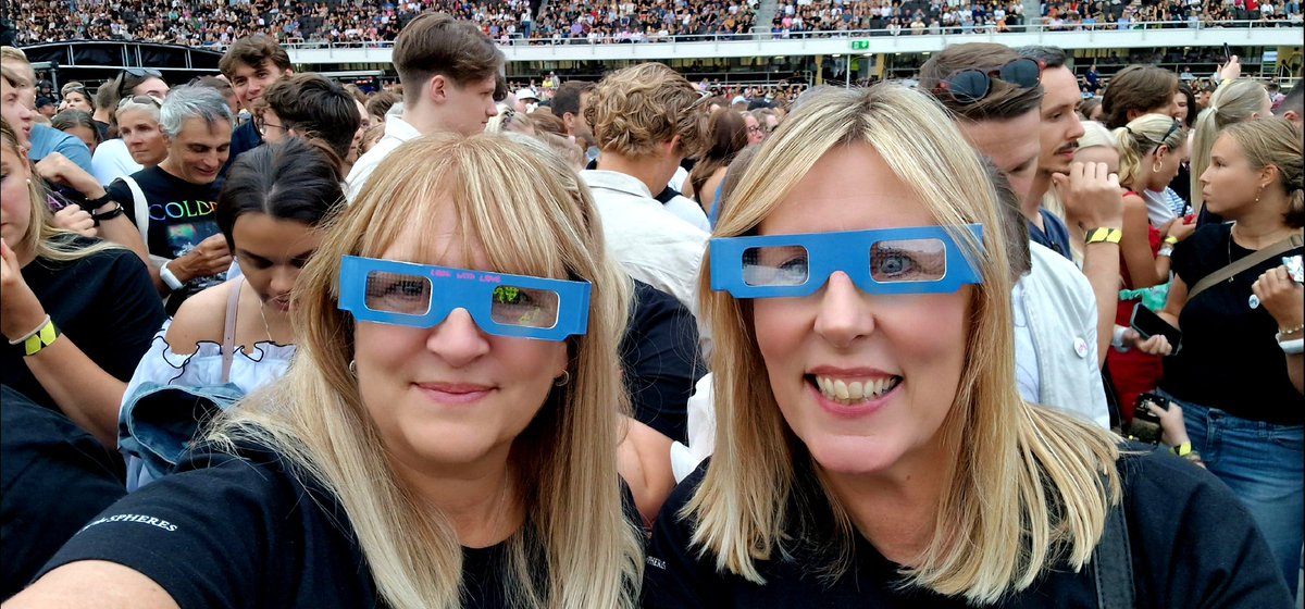 This is us ready and waiting in #Helsinki 🇫🇮 <a href="/Janniebee73/">JannieBee 🐝</a> <a href="/DobboLISA/">🌟Lisa🌟</a> <a href="/coldplay/">Coldplay</a> #Flifil