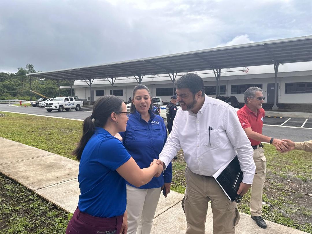 OIMCostaRica's tweet photo. Hoy celebramos en Paso Canoas, frontera sur con Panamá 🇵🇦, junto a @USAID, @seguridadcrc y @MigracionCR, el lanzamiento de #SIRA en Costa Rica 🇨🇷, una herramienta informática📲 para garantizar una atención ordenada, segura y digna a las personas migrantes alojadas en la #EMISUR. https://t.co/TjWdBCenwB