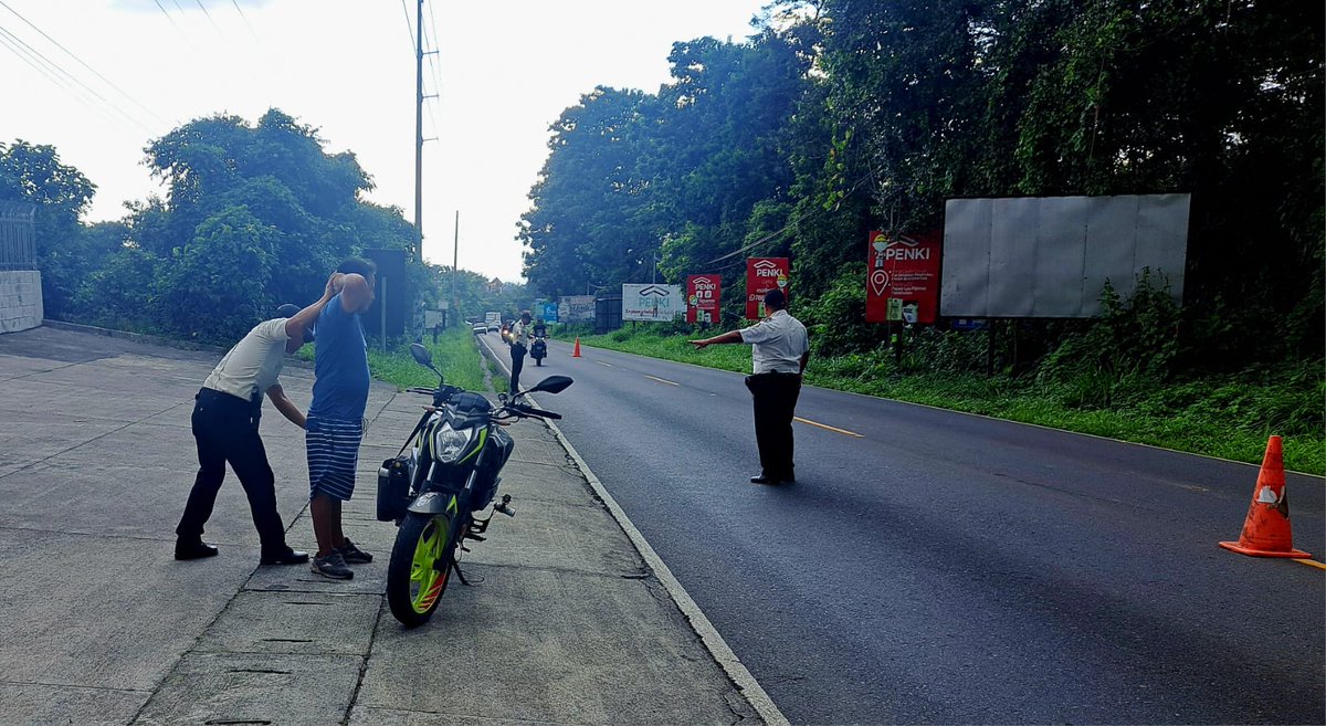 PNCdeGuatemala's tweet photo. En lugares diferentes de Alta Verapaz, Sololá y Retalhuleu, Policía Nacional Civil continúa brindando prevención a ciudadanos guatemaltecos y extranjeros, con el propósito de seguir velando por la vida y el patrimonio de estas personas.

¡No hay mañana, #LaSeguridadEsHoy! https://t.co/wt1aIhq93m
