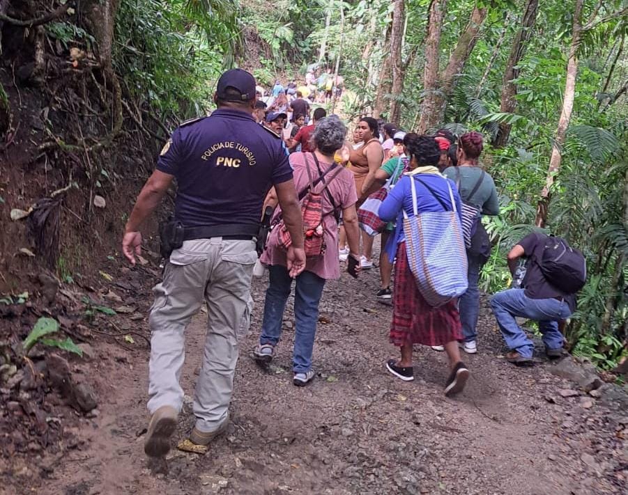 PNCdeGuatemala's tweet photo. En lugares diferentes de Alta Verapaz, Sololá y Retalhuleu, Policía Nacional Civil continúa brindando prevención a ciudadanos guatemaltecos y extranjeros, con el propósito de seguir velando por la vida y el patrimonio de estas personas.

¡No hay mañana, #LaSeguridadEsHoy! https://t.co/wt1aIhq93m