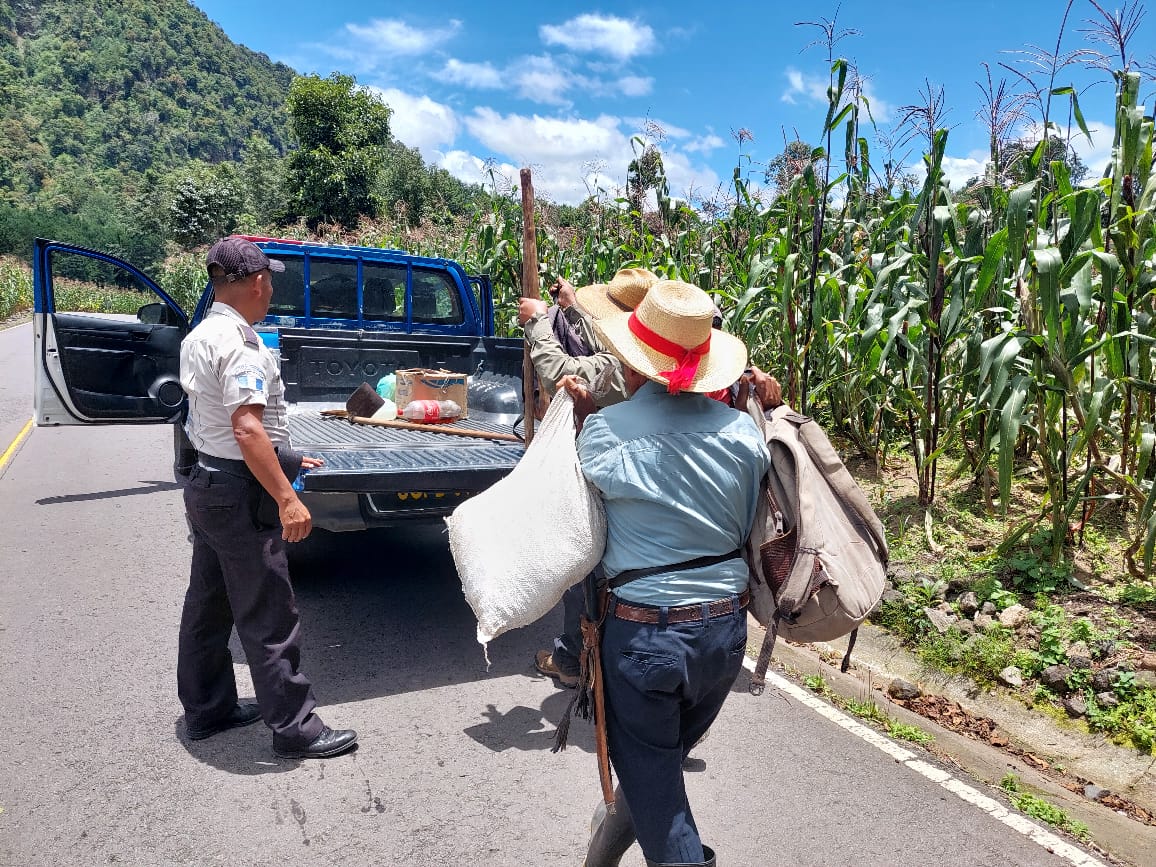 PNCdeGuatemala's tweet photo. En lugares diferentes de Alta Verapaz, Sololá y Retalhuleu, Policía Nacional Civil continúa brindando prevención a ciudadanos guatemaltecos y extranjeros, con el propósito de seguir velando por la vida y el patrimonio de estas personas.

¡No hay mañana, #LaSeguridadEsHoy! https://t.co/wt1aIhq93m