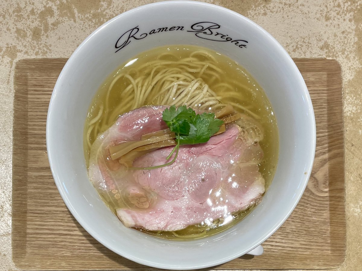 maverick_s1977's tweet photo. かけがえのない一杯vol.415

ぶらい(名古屋市)
淡麗金しお

透き通った名古屋コーチン丸鶏のふくよかな旨味を海塩×岩塩でシンプルに。その美しさに見惚れ、その想定を超える味わいに震える。
平打ちの全粒粉入り中細麺はしなやかで滑っこくコシもあり最強。
目で鼻で口で舌で愉しみ、悦に入る。 https://t.co/W7tHJDx3eG