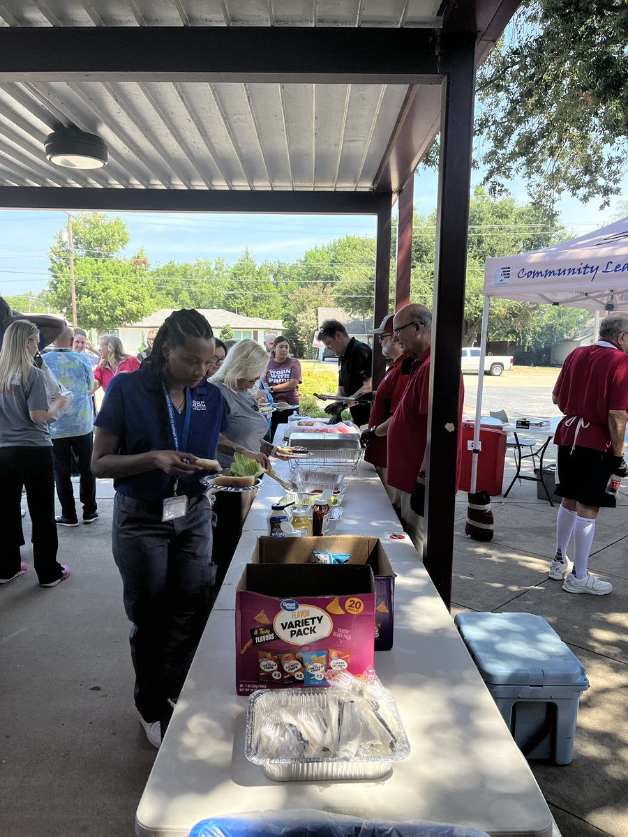 mdavidtrue's tweet image. Thank you Stacy @HighlandsMortg and Bryan from the Summit Club of FM for providing lunch to our staff at the @LewisvilleISD Student Success Center campus. 

The burgers, hotdogs, and homemade cookies were amazing. 
#oneLISD
#everyoneLISD
#communitypartner