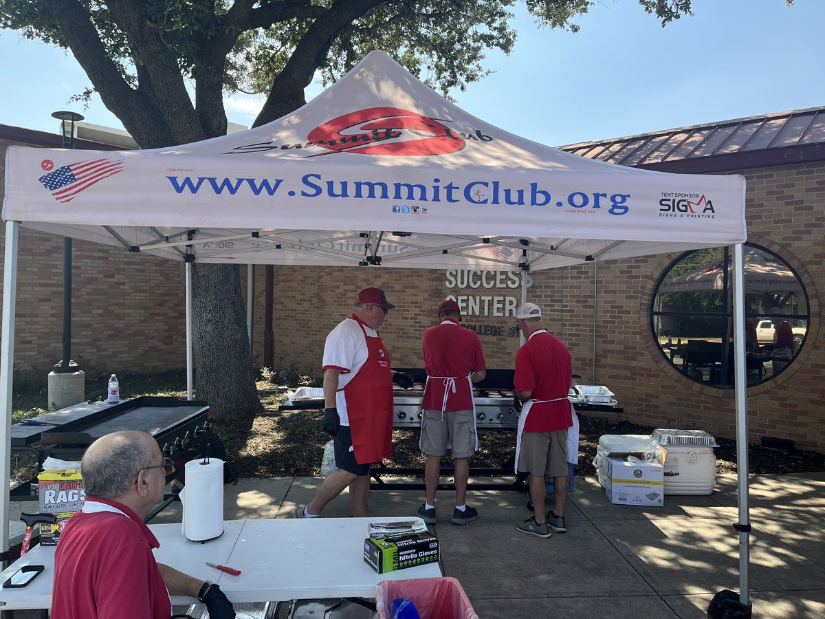 mdavidtrue's tweet image. Thank you Stacy @HighlandsMortg and Bryan from the Summit Club of FM for providing lunch to our staff at the @LewisvilleISD Student Success Center campus. 

The burgers, hotdogs, and homemade cookies were amazing. 
#oneLISD
#everyoneLISD
#communitypartner