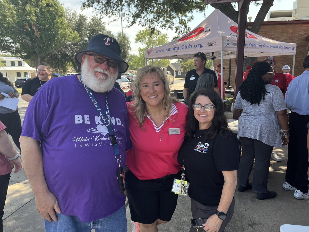 mdavidtrue's tweet image. Thank you Stacy @HighlandsMortg and Bryan from the Summit Club of FM for providing lunch to our staff at the @LewisvilleISD Student Success Center campus. 

The burgers, hotdogs, and homemade cookies were amazing. 
#oneLISD
#everyoneLISD
#communitypartner