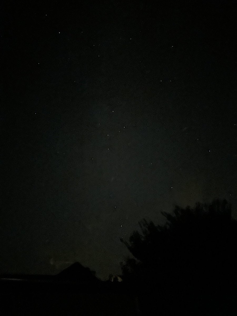 dare18's tweet photo. Saw two moving stars in London and that shii is fucking beautiful. Omg!!!! Aurora and meteor shower is beautiful to watch https://t.co/u96qxB0fWY