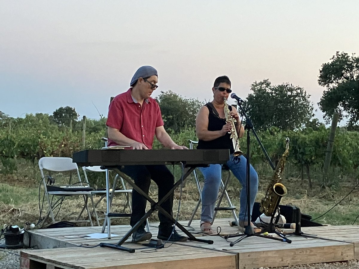 Dvinolas's tweet photo. Cap de setmana intenç de #música Dissabte amb la @montseuran vam estar tocant durant un preciós cap vespre rodejats de vinyes i bona gent a @la_vinyeta i va ser un plaer. Diumenge a la @jazzcava de #Vic amb #Blueholedragons, quin goig veure la PL plena, va ser fantàstic https://t.co/O4Gu3EQMT1
