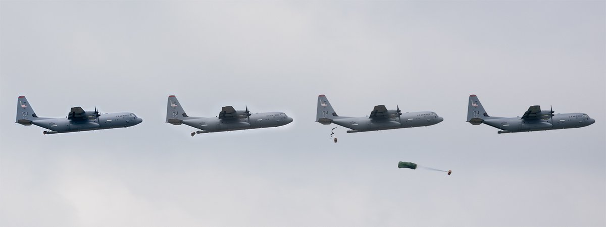 YokotaAirBase's tweet photo. 横田基地所属C-130Jスーパー・ハーキュリーズからLCLA物量投下の #ActionSequences.です。 https://t.co/OUM60bI2lh