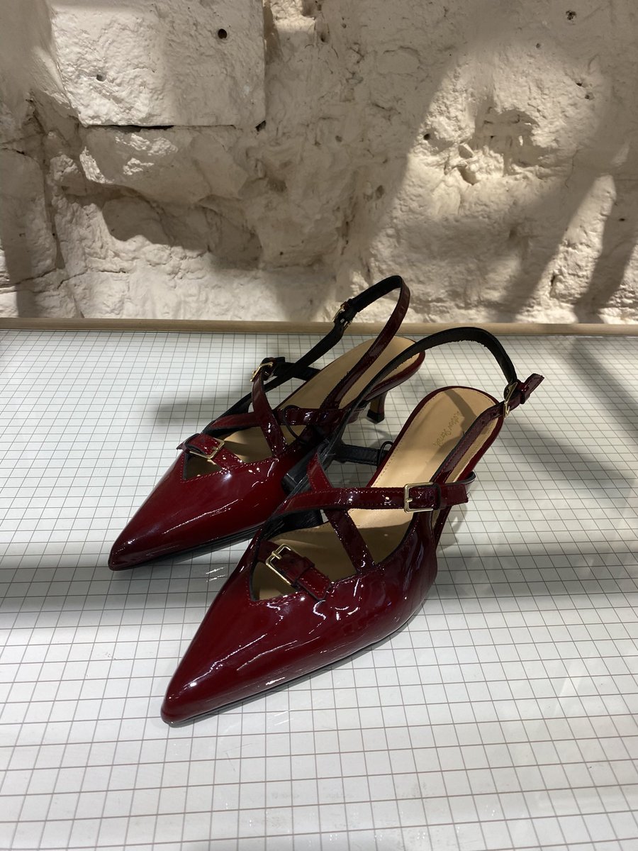 innlO0ve's tweet photo. Found the famous cherry kitten heels 🤭 https://t.co/vGVf29Bzvw