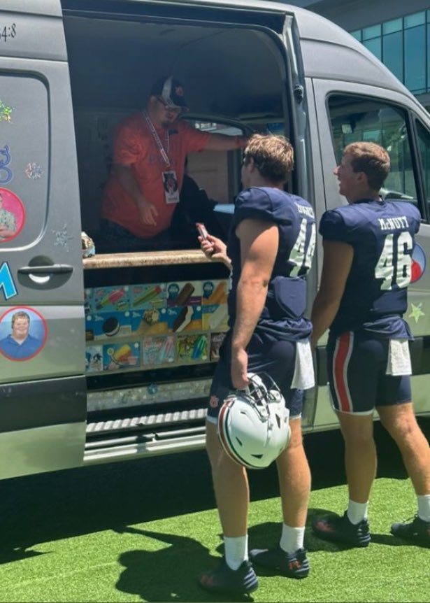 AUFAMILY's tweet photo. Ice Cream, any one? And how cool of @AuburnFootball to support @extraicecream1 - who help those with special needs gain work skills. π§‘
πΈ Hope Guffey https://t.co/prBTX0xnCO