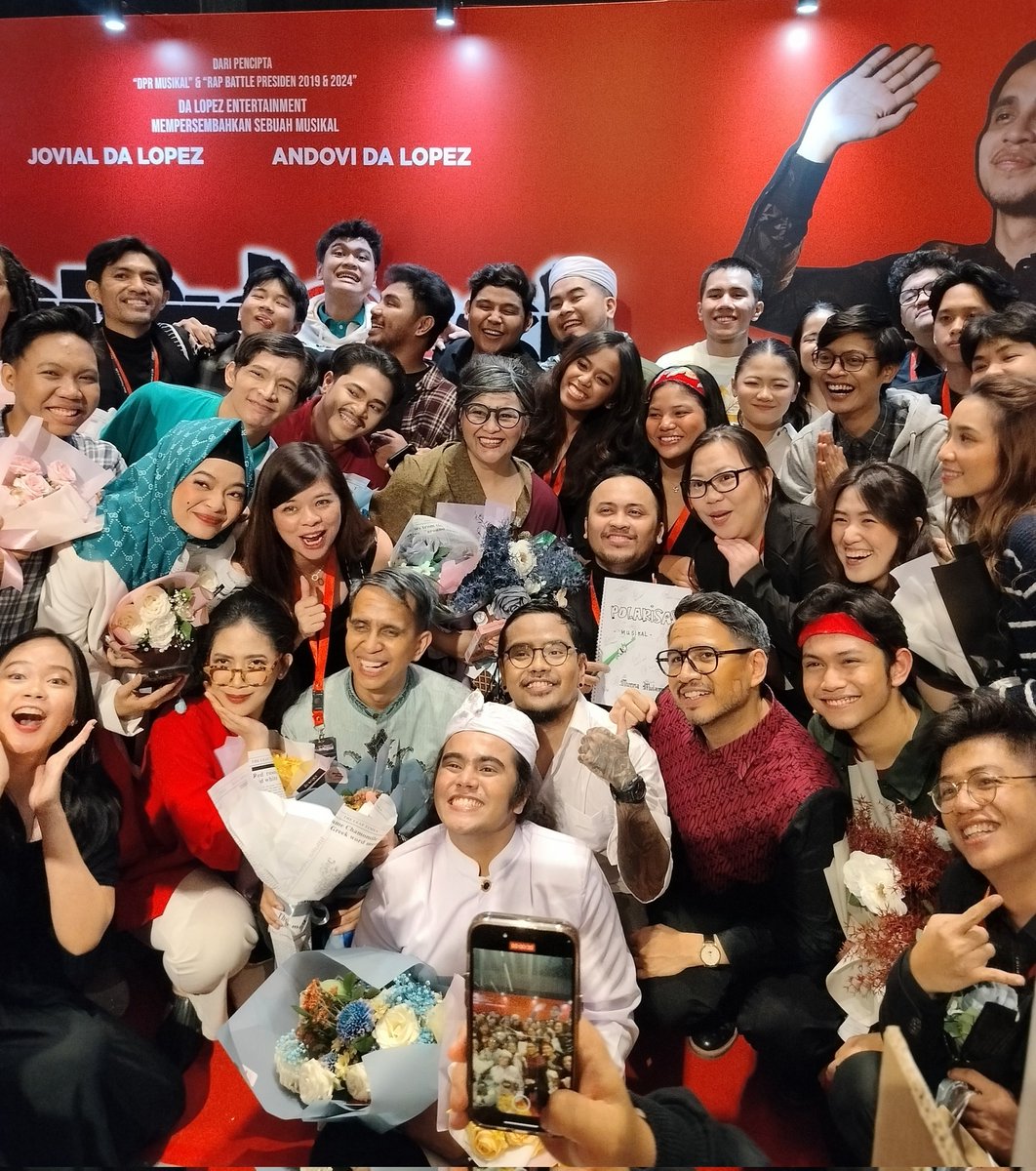 nvmigotthis's tweet photo. throwback polarisasimusikal.
ditunggu tanggal rilis polarisasi 2 nya 🔥🔥 @JovialdaLopez @AndovidaLopez https://t.co/jOyXczMCul
