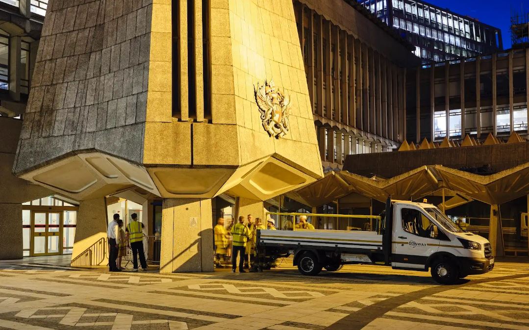 cityoflondon's tweet photo. We have moved #Banksy’s City of London artwork to Guildhall Yard to ensure it is properly protected and open for the public to view safely.  A permanent home for the piece will be decided in due course.

#DestinationCity https://t.co/5ahp2hhPZZ