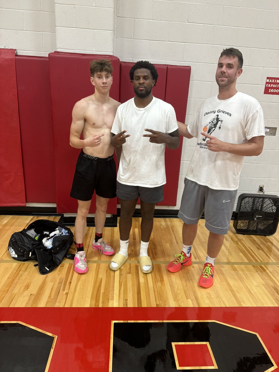 Good to have former Metamora star <a href="/Dee_morgan23/">ldee23</a> in the gym to get some work in and catch up! Good luck to you this upcoming season!🏁 #KeepGoing #MTXE