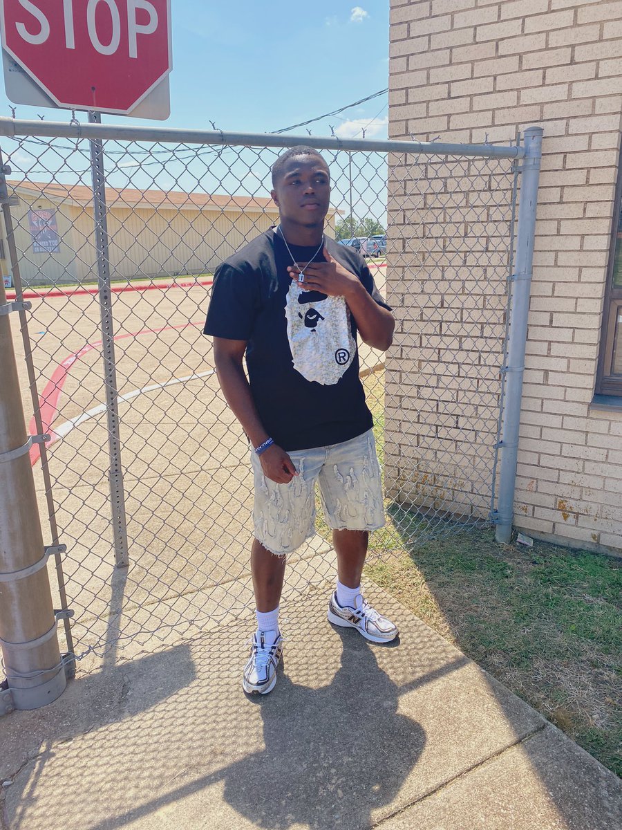 hunchocar1jrr_'s tweet photo. luh calm last first day type jawn β€οΈβπ₯β€οΈβπ₯#lastfirstdayofhighschool https://t.co/ct906bpnOc