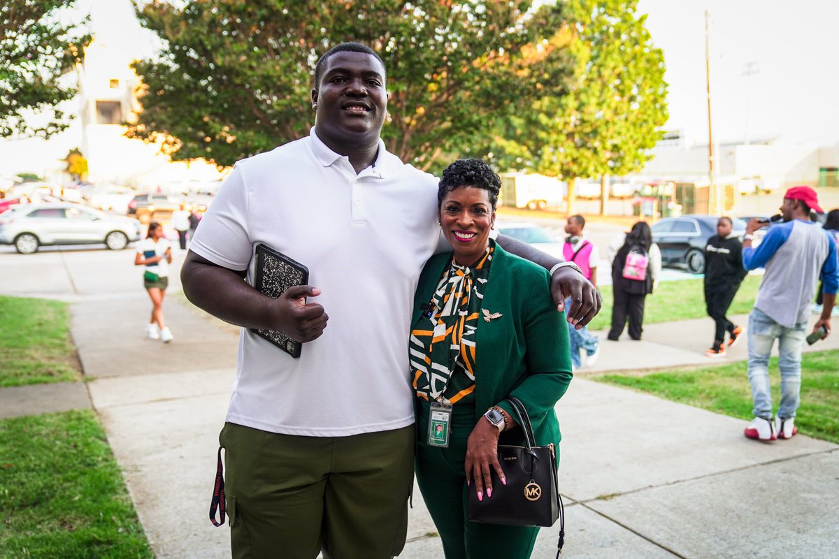 StarVisionMG's tweet photo. 📸 || Back To School At DeSoto U 💚💛

The first day of school for @desotoisdeagles was nothing short of amazing! Thank you, Eagles, for allowing us to capture everything on today! Have a great school year and soar higher than ever! 

#SVMG 🌟 https://t.co/i39EFOSemr