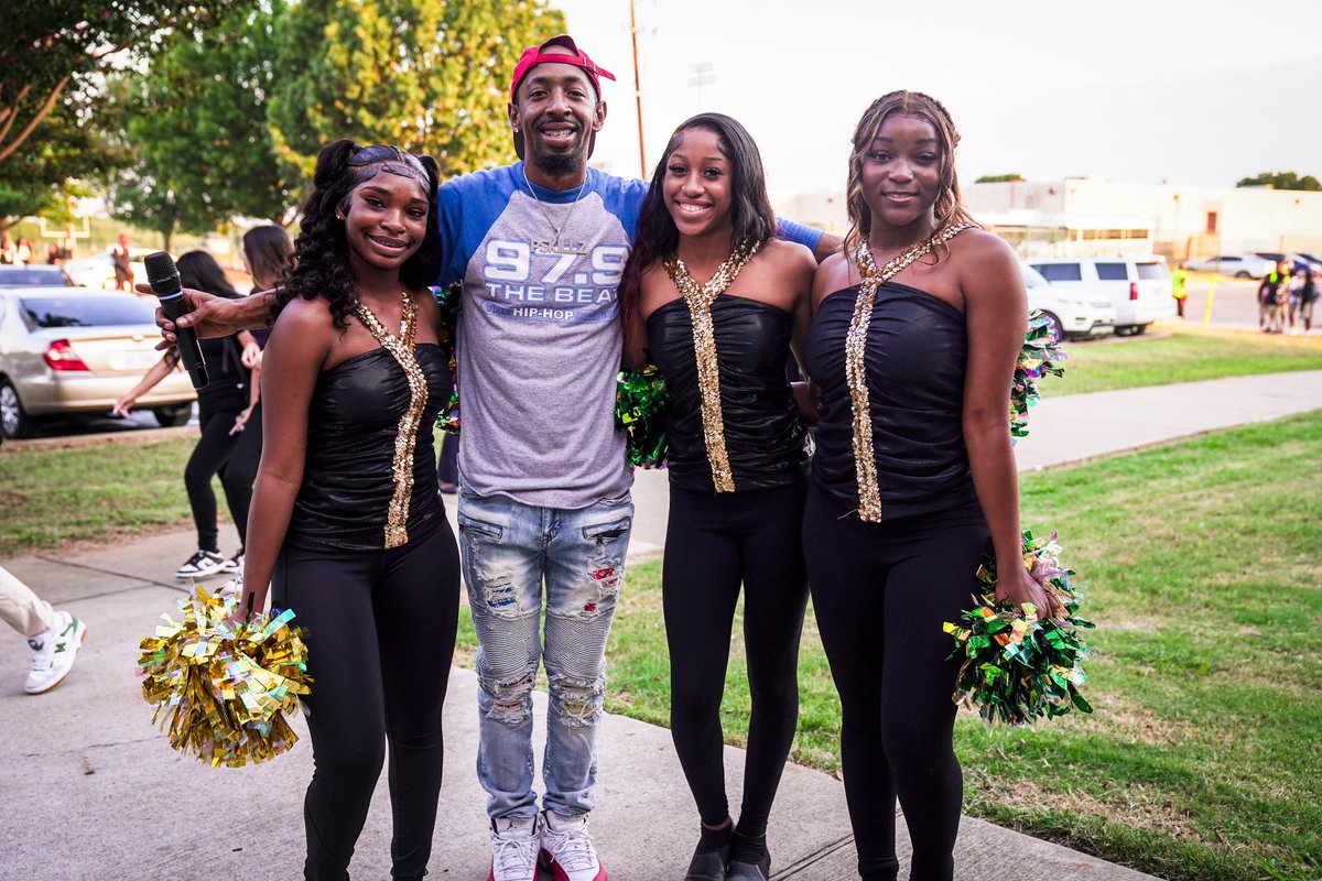 StarVisionMG's tweet photo. 📸 || Back To School At DeSoto U 💚💛

The first day of school for @desotoisdeagles was nothing short of amazing! Thank you, Eagles, for allowing us to capture everything on today! Have a great school year and soar higher than ever! 

#SVMG 🌟 https://t.co/i39EFOSemr