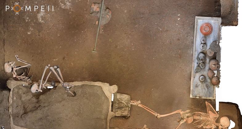 Nuevo hallazgo en Pompeya: dos nuevas víctimas del Vesubio junto a un tesoro de oro y joyas
terraeantiqvae.com/profiles/blogs…