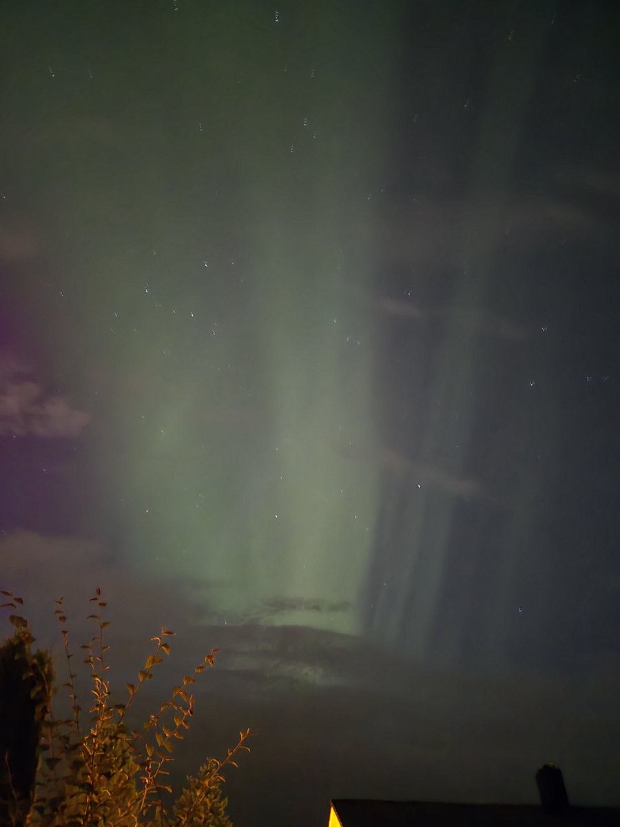 Savallusion's tweet photo. The Aurora Borealis (Northern Lights) is such a rarity to actually see in Bergen.
So happy I got to take photos!

Also dragged my fiancee out to watch. Couldn't *not*, right?

Look how beautiful 🥰
Absolutely zero regrets moving more rural in this city ❤️ https://t.co/T7G4sckreL