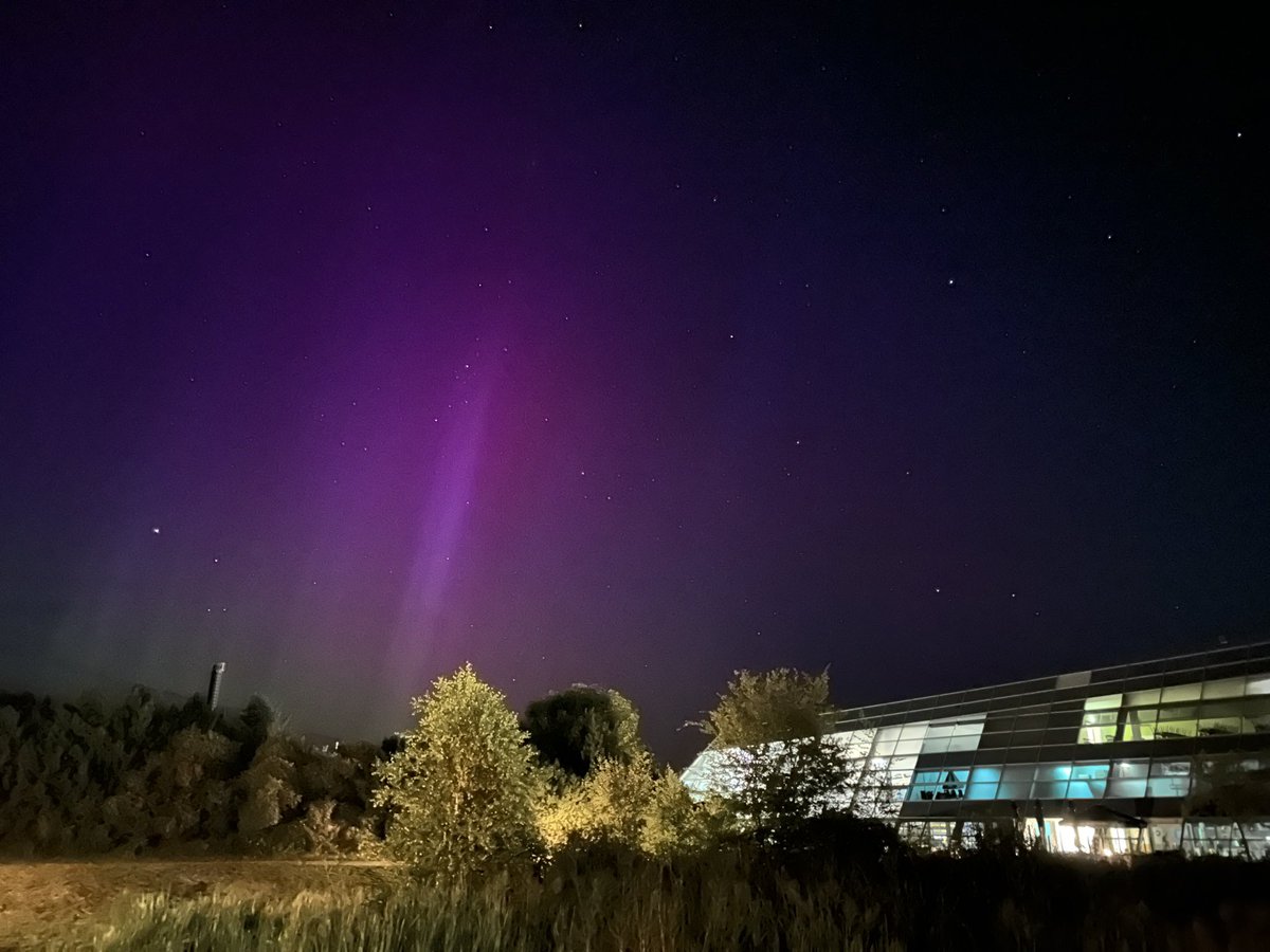 elliotkidner's tweet photo. Just saw this from our holiday house… #northernlights and a shooting star #MeteorShower https://t.co/sAMy21RdJl
