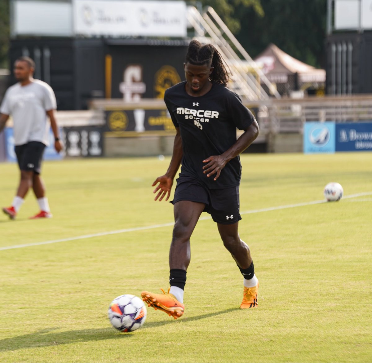 Mercer_MSoccer's tweet photo. Following a brief weather delay, we are about to get things underway here in Charleston!

#RoarTogether https://t.co/b0KYRewP7d