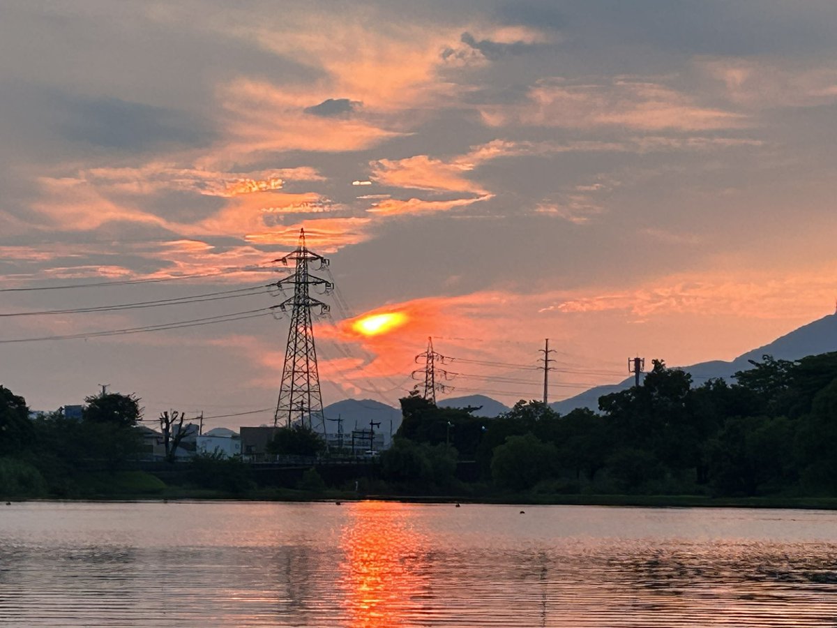 GoNature30132's tweet photo. ��ビカガチのような夕陽が見れました！
#gonature #ゴーネイチャー #sunset https://t.co/XtvwGpfjlC