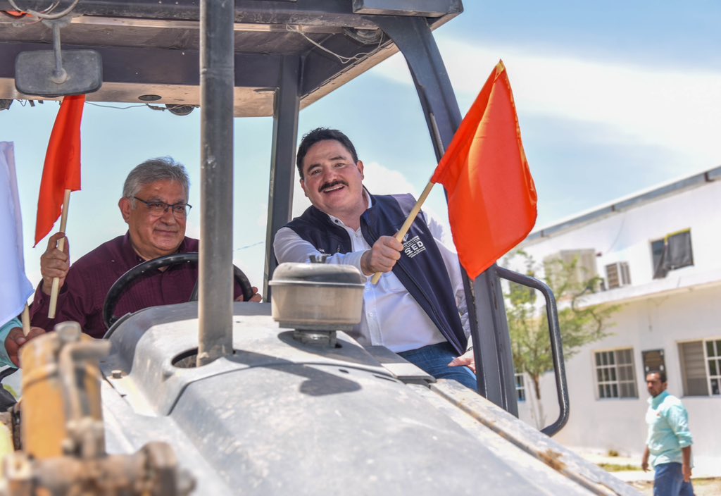 guillermoadamec's tweet photo. Junto al @SnteNacional, arrancamos la obra de espacios dignos para el magisterio de la Sección 35, en la Laguna.

¡Bienvenido siempre a Durango, maestro Alfonso Cepeda! https://t.co/01LoBJBM9y