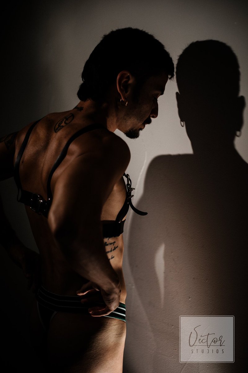 _VectorStudios's tweet photo. Juans first studio shoot! 
Talk about steamy!

#vectorstudios #sydneyphotography #boudoirstudio #malenude #leatherboy #gaymodels #maleboudoirmodel #maleboudoir #westernsydneyphotographer #westernsydneyphotography https://t.co/NReZxWx9GV