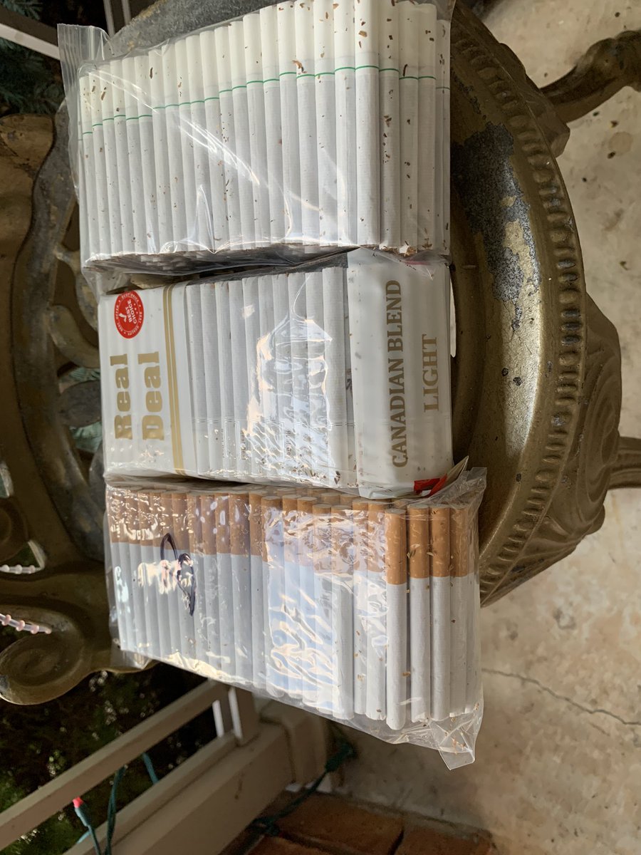 Слева направо: 12 кленовых рублей, 14 и 14. По 200 штук в пачке. Слава Великому Маниту! Братцы-индейцы не дадут разориться.  Индеец имеет тут право купить 600 сигарет раз в месяц за 20 доларей
Пачка сигарет в 20 шт - 14$ в городе. 
Надо бы найти своё свидетельство😉