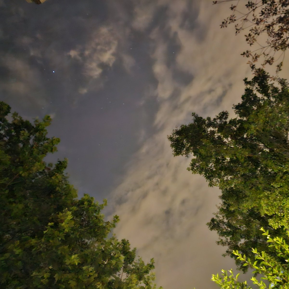 frouland92's tweet photo. Très légère coloration dans le ciel de Clamart ce soir #auroreboreale https://t.co/Gv2Bz5fIFL