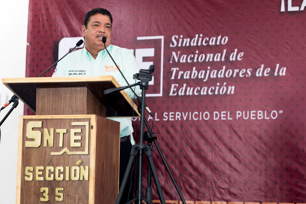 Seccion36Ofic's tweet photo. En gira de trabajo por la #RegiónLagunera, el Srio. Gral. del #SNTE, Mtro. Alfonso Cepeda Salas, se reunió con la estructura de la #Sección35, dirigida por el Prof. Arturo Díaz González, para entregar recursos del Fondo de Ahorro y otros beneficios a los agremiados. https://t.co/ApxMZOdbmc