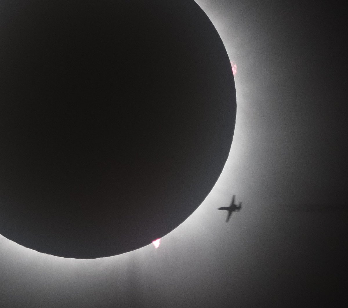 zoomandfocus's tweet photo. @AJamesMcCarthy That’s awesome! I caught a plane during totality of the eclipse! https://t.co/5yufJvljxR