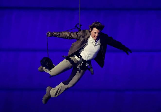 AlexBaks82's tweet photo. Mientras Tom Cruise hace esto a sus 62 años, hay días que su humilde servidor se lesiona partes del cuerpo mientras duerme...😅 https://t.co/dX3UCykAid