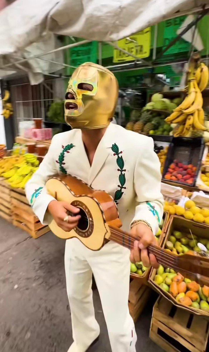 CARASmexico's tweet photo. ¡El capitán fuego está de regreso! Con una máscara de luchador y caminando por las calles del país, @brunomars comparte un video especial para despedirse de México 👏🏼👏🏼👏🏼

¡Te queremos mucho, Brunito! 🇲🇽😭❤️

#brunomars #thehooligans #capitanfuego https://t.co/31gfHxoQyP