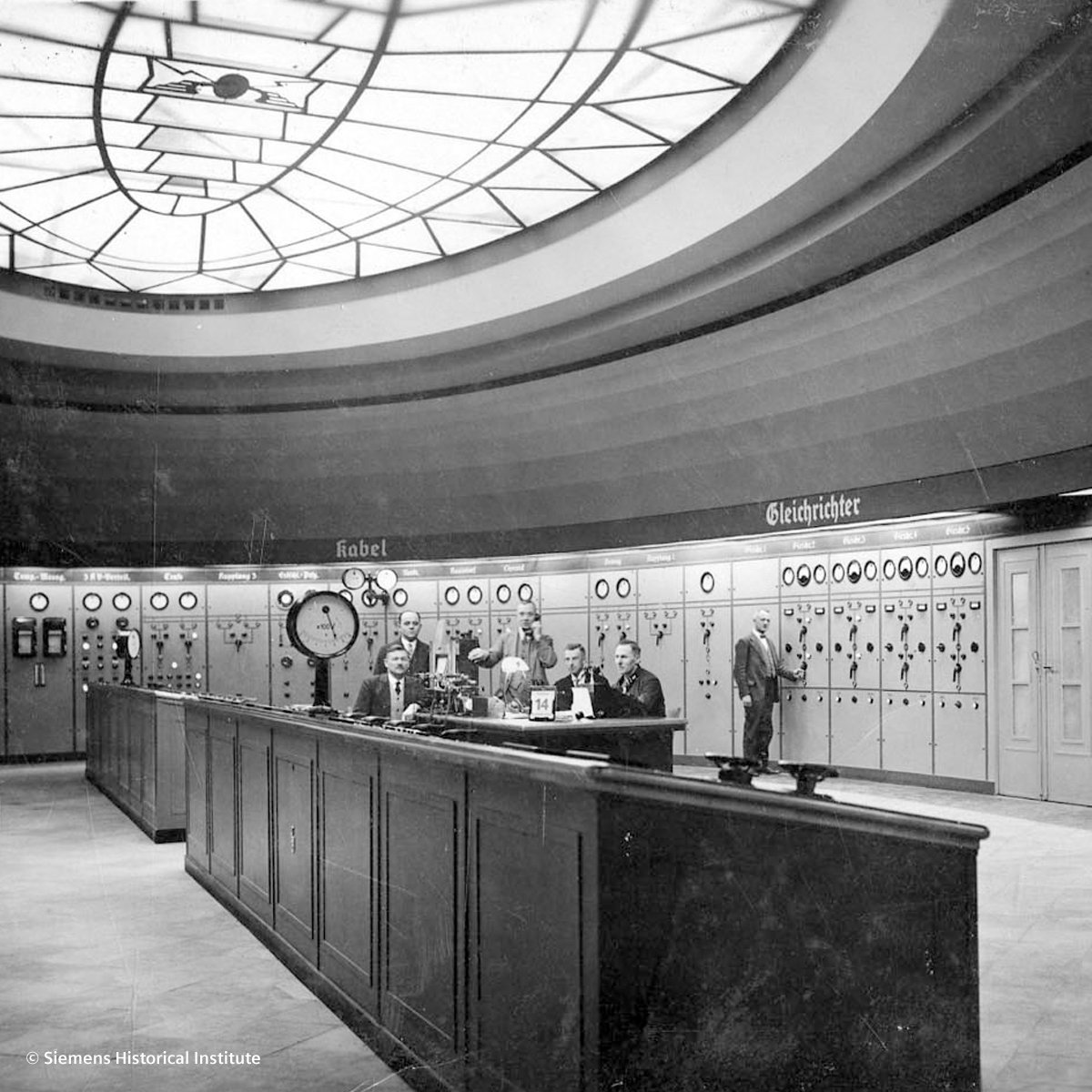 FrankWHerold's tweet photo. #siemenshistory #TBT #powerdistribution #powersupply #gridcontrol #smartgrid #digitaltransformation #digitalgrid #gridmonitoring #TransformTheEveryday #SmartInfrastructure 

How it started                   How it's going https://t.co/BGvRkqlKpK
