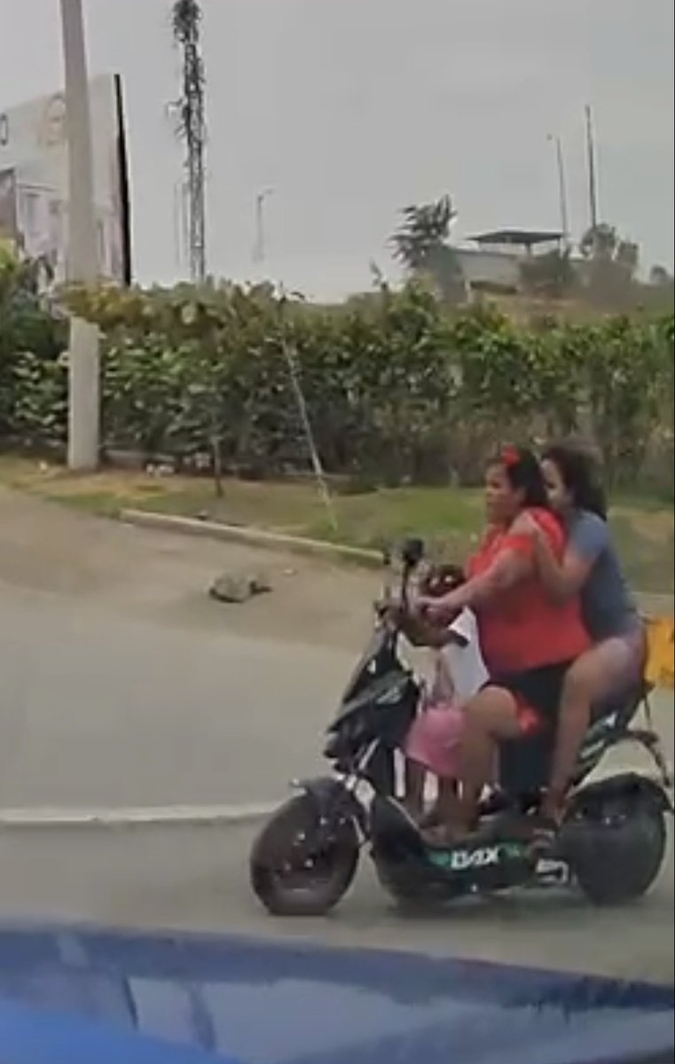 EmergenciasEc's tweet photo. Terrible!!
Una señora en una moto eléctrica con dos niños casi es arrollada por un vehículo al pasarse un redondel y no detenerse en el ceda el paso, ésto en Villa Club.
Qué hubiera pasado donde atropellaban a esa irresponsable y se morían esas criaturas?? 
Minimo y salía toda la familia a echarle la culpa al conductor y querer buscar "justicia".