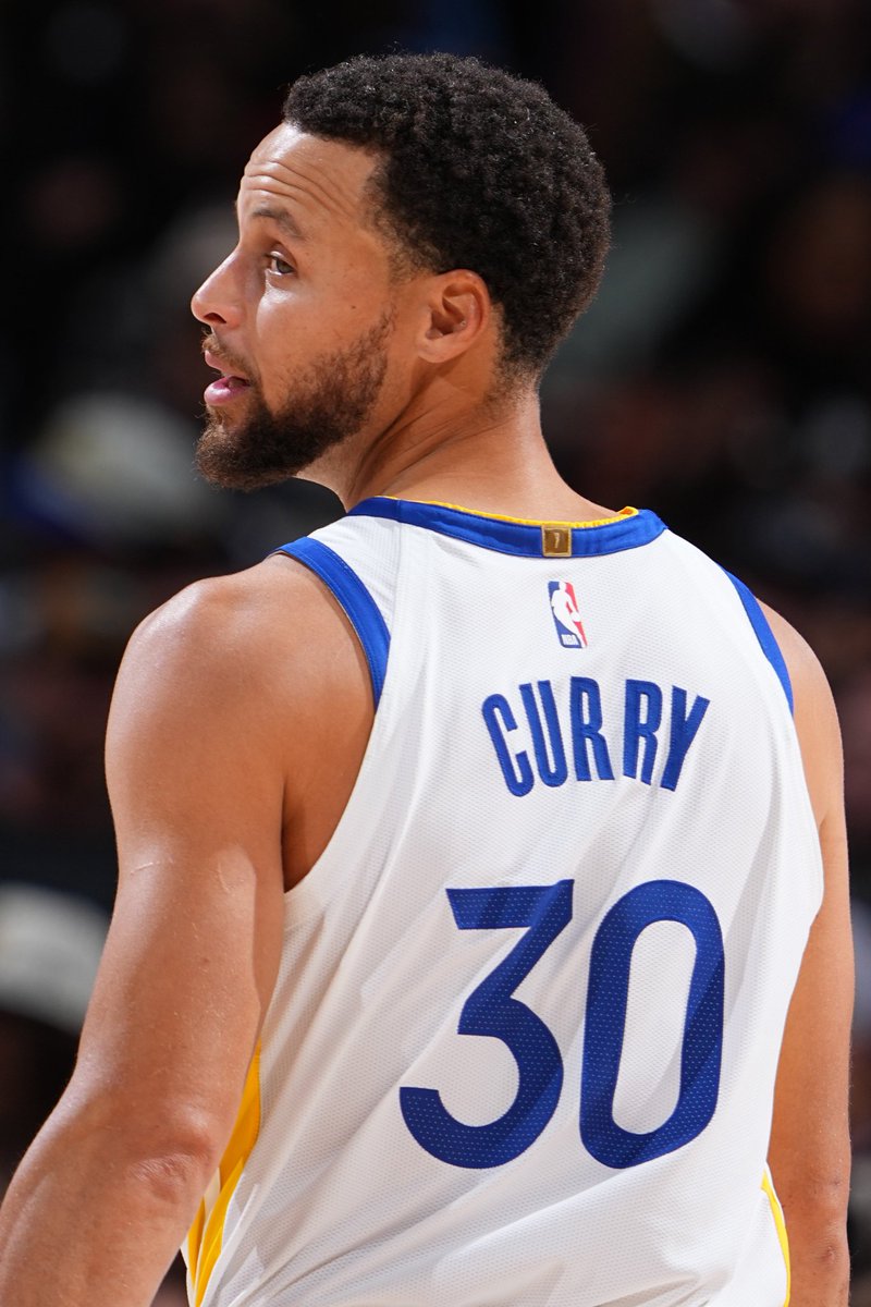 WarriorsLatam_'s tweet photo. Che, Stephen Curry es:

4x campeón NBA 
6x campeón del oeste
1x campeón olímpico
10x All-Star NBA
10x All-NBA
2x MVP (único unánime)
1x MVP de las finales
1x Jugador Clutch del Año
3x jugador del año (ESPYS)
2x Scoring Champ
1x lider en robos
9x líder en triples

- Fue el líder del equipo con mejor record en la historia (73-9), del mejor record de la historia de los playoffs (16-1) y ganó 16 series de playoffs consecutivas en el oeste.

- Tiene el récord de más triples en la historia de la NBA, de los playoffs, de una temporada y de las finales.

- Forma parte del club del 50%-40%-90% y creó el suyo propio (50-45-90), mientras cuenta con el mejor % de acierto en libres en la historia de la NBA.

- Lo hizo jugando toda su carrera en la misma franquicia, la cual era un absoluto desastre cuando él llegó. En 15 años, nunca exigió un traspaso. Lidera a la historia de Golden State en puntos, asistencias, triples, robos, victorias, All-Stars y más.

- Lo hizo compartiendo era con: LeBron, Duncan, Kobe, Durant, Kawhi, Wade, Jokic, Giannis, Luka y más.

No puede no ser top 5 de la historia🤷🏻‍♂️