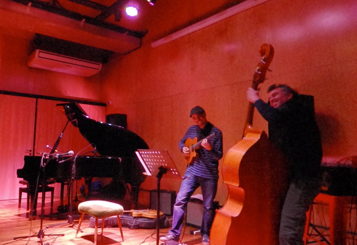 aledemogli's tweet photo. El sabado pasado tocando en duo con el gran contrabajista Jona Schenone (un lujo) y como invitado en un par de temas del capo de Diego Gasulla (hermosos temas) en Cuerda Mecanica, hermoso lugar! Tremenda musica, energía y un publico super especialFelicidad!
@aledemogli https://t.co/z7otLhNbn7