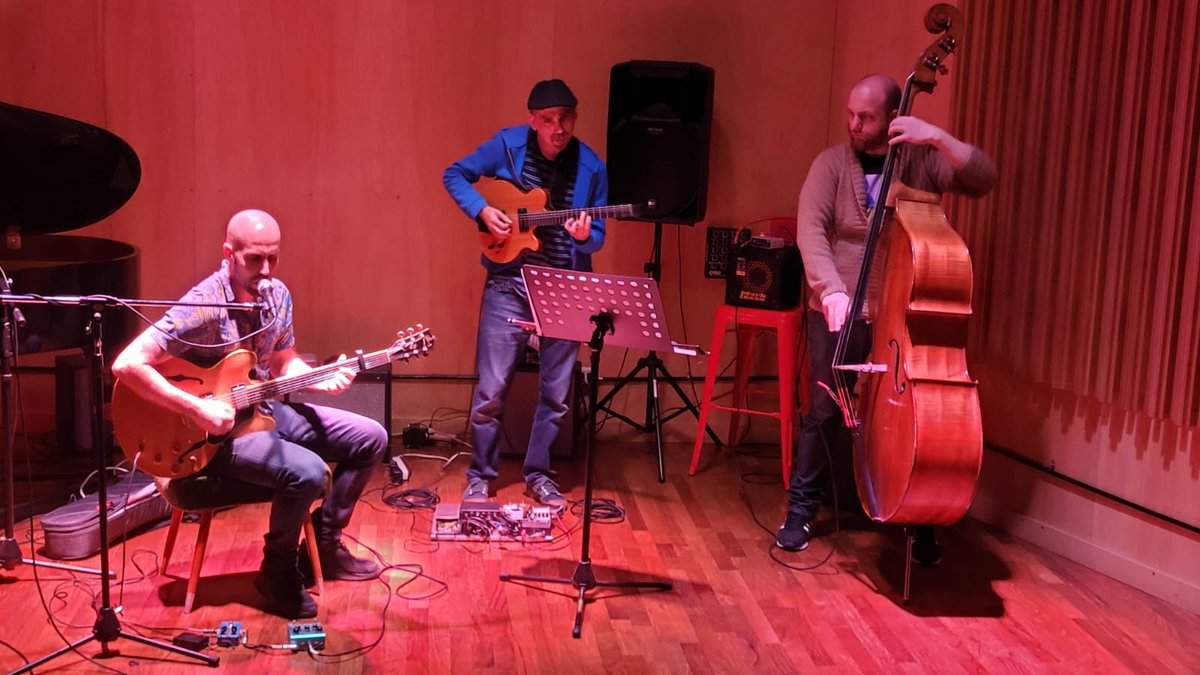 aledemogli's tweet photo. El sabado pasado tocando en duo con el gran contrabajista Jona Schenone (un lujo) y como invitado en un par de temas del capo de Diego Gasulla (hermosos temas) en Cuerda Mecanica, hermoso lugar! Tremenda musica, energía y un publico super especialFelicidad!
@aledemogli https://t.co/z7otLhNbn7